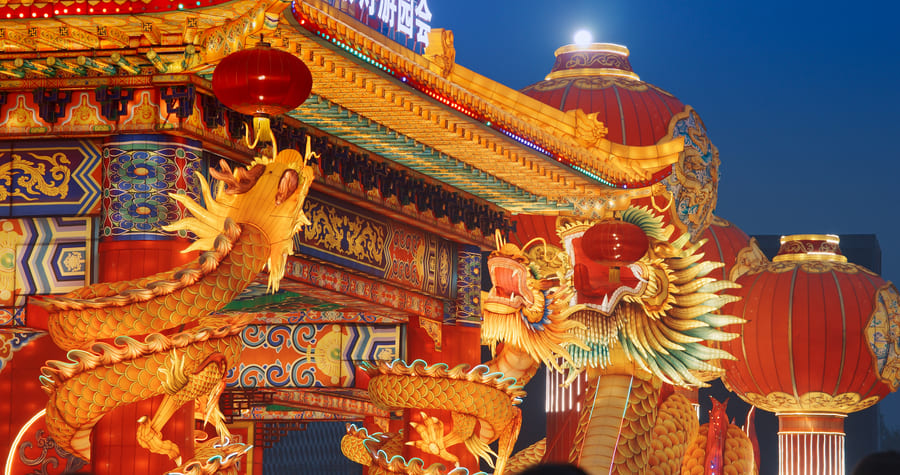 templo chino con cielo nocturno, adornado con dragones en color dorado.